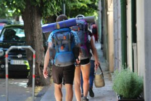 Solo Backpacking Secrets: Party Hard & Make Friends Without Getting Murdered [2025 Guide]