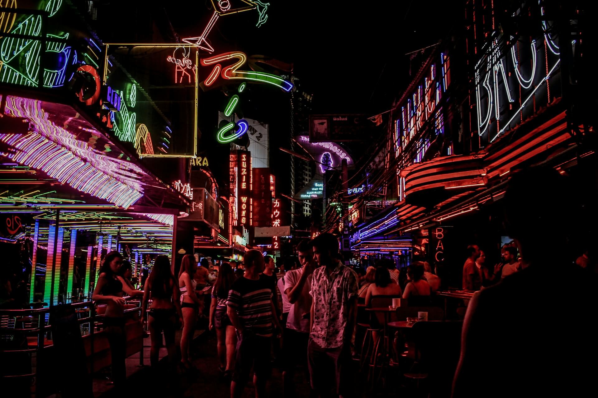 Read more about the article Bangkok Nightlife Guide: Local Bars vs Tourist Clubs – Where to Party in 2025
