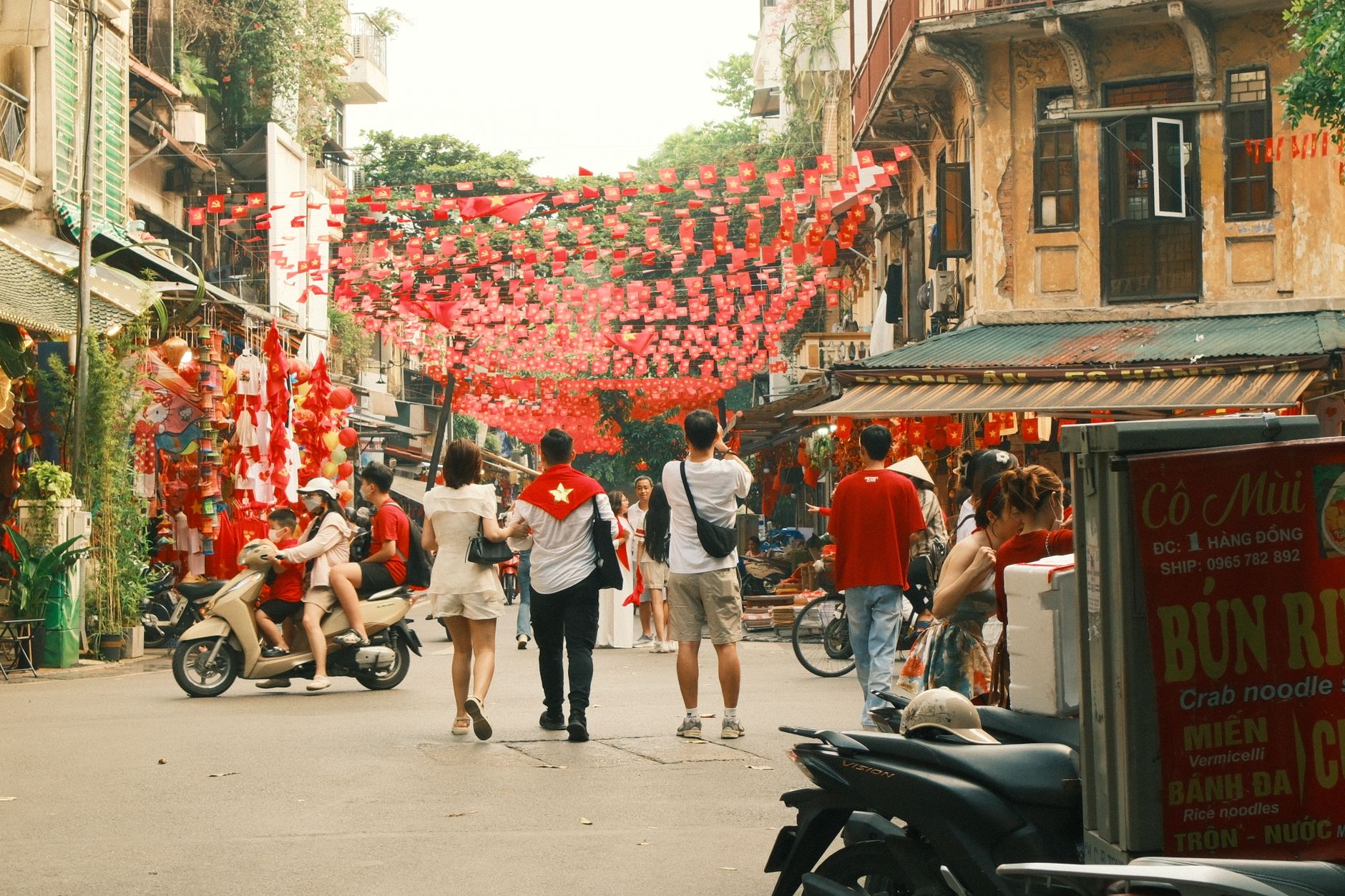 Read more about the article Swing Left Pub Crawl Hanoi: The Complete Insider Guide (2026)