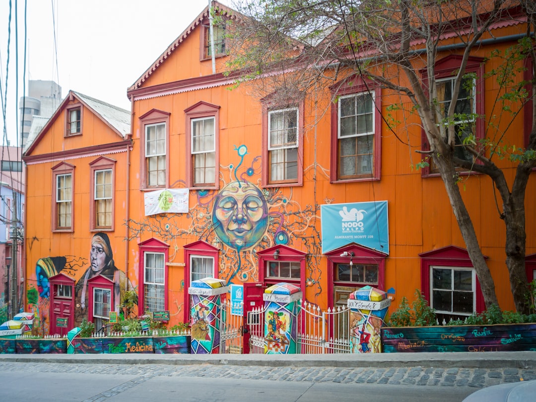 Valparaíso street art neon