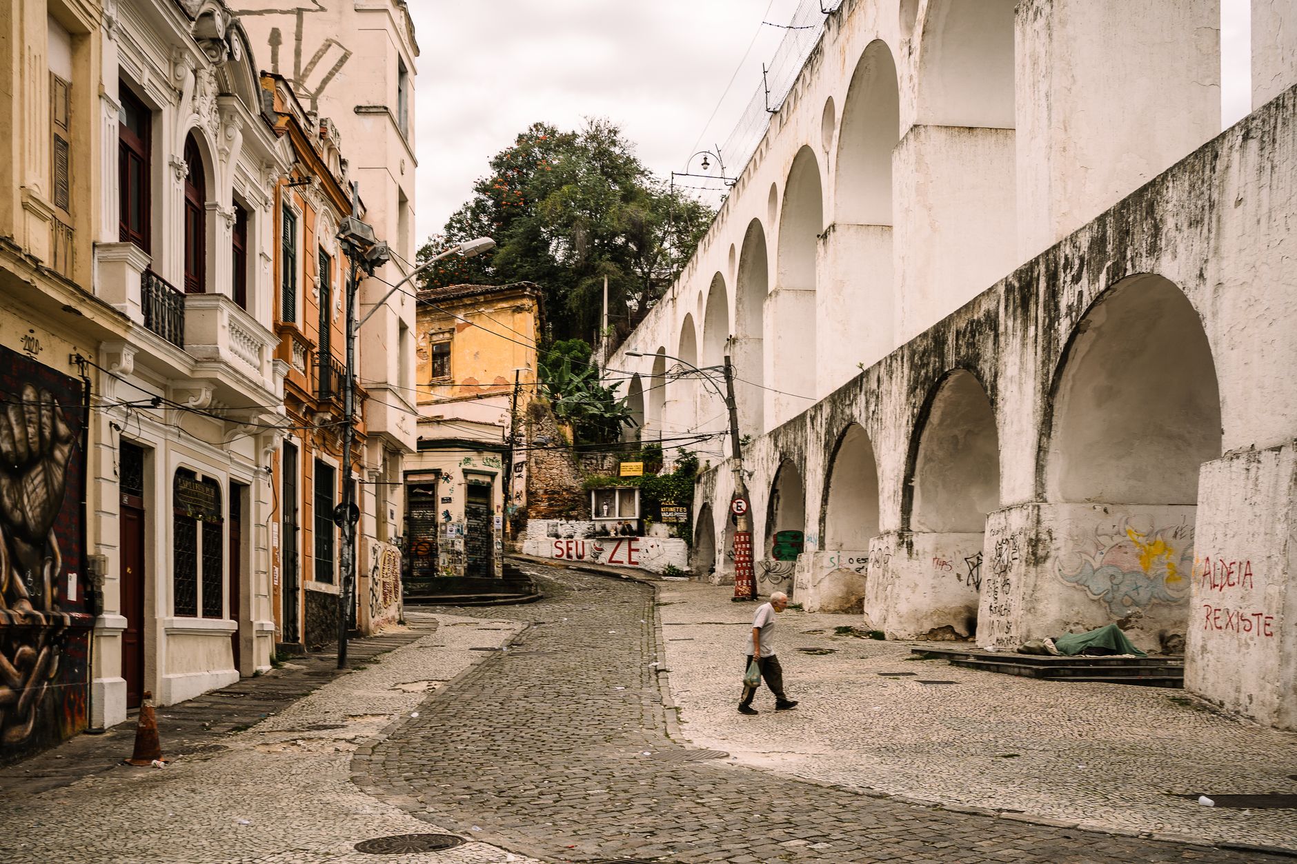Read more about the article Baladas de Lapa Rio de Janeiro: The Complete Insider Guide to Brazil’s Most Electric Nightlife Strip (2026)